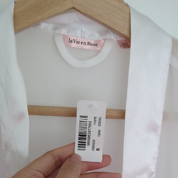 Elegant White Sheer Robe - Picture 4 of 8